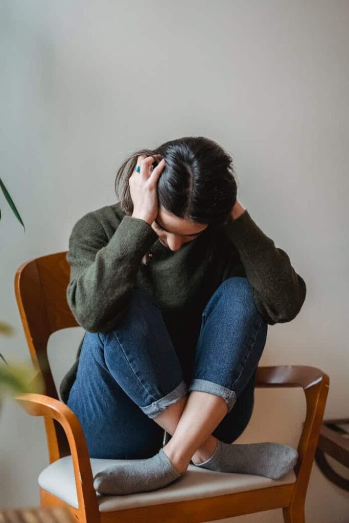 mujer-terapia-online Consulta de psicología en línea con una mujer que atraviesa un momento difícil