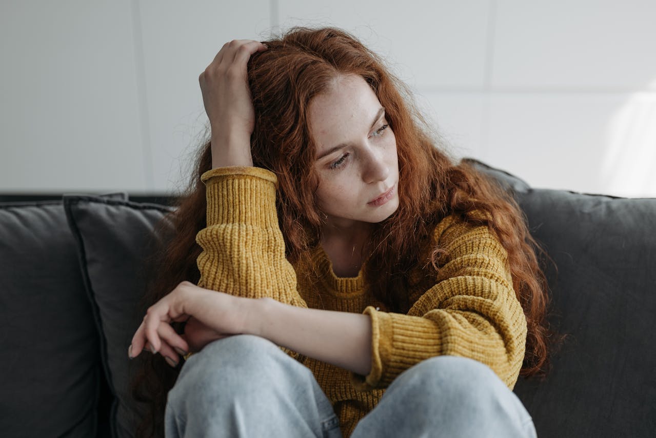 Mujer con ansiedad constante que piensa en empezar su terapia en linea