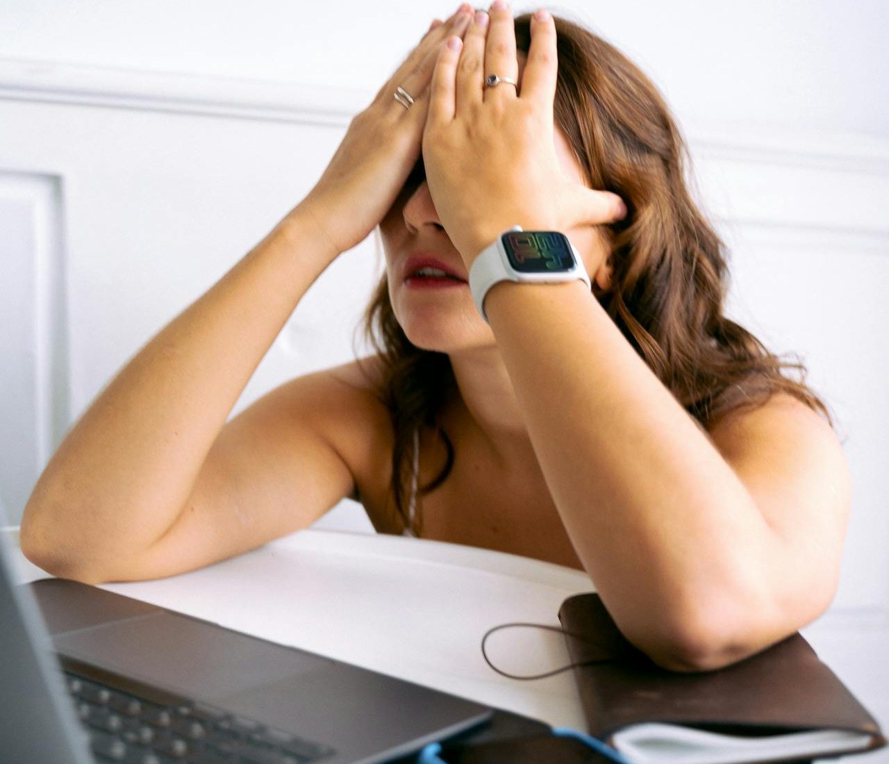 Mujer estresada por querer hacer todo percto.