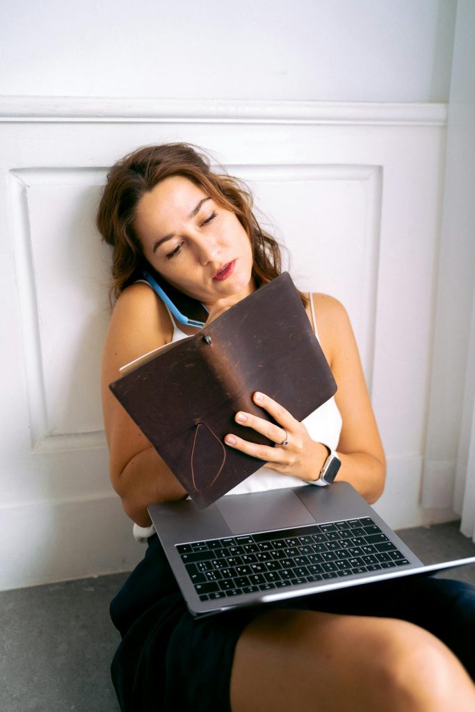 mujer exigente consigo misma que está buscando terapia en linea