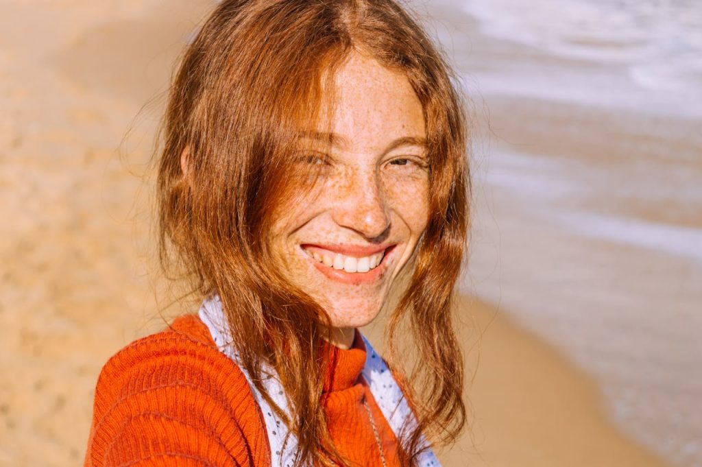 mujer alegre y disfrutando el momento
