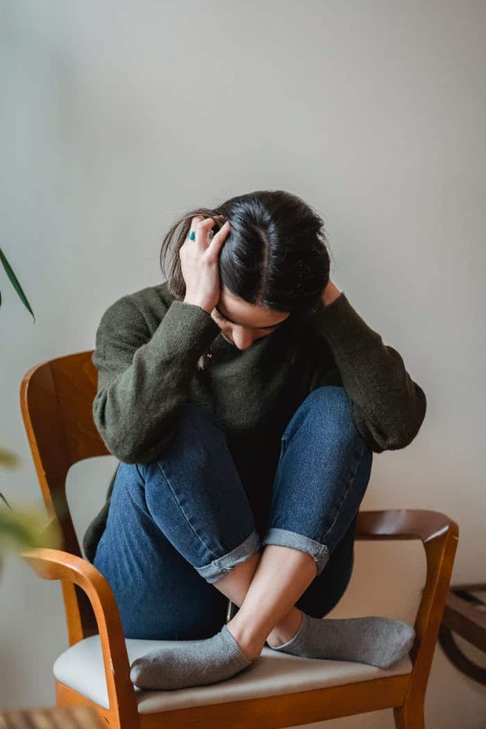 mujer reflexioandno en su terapia