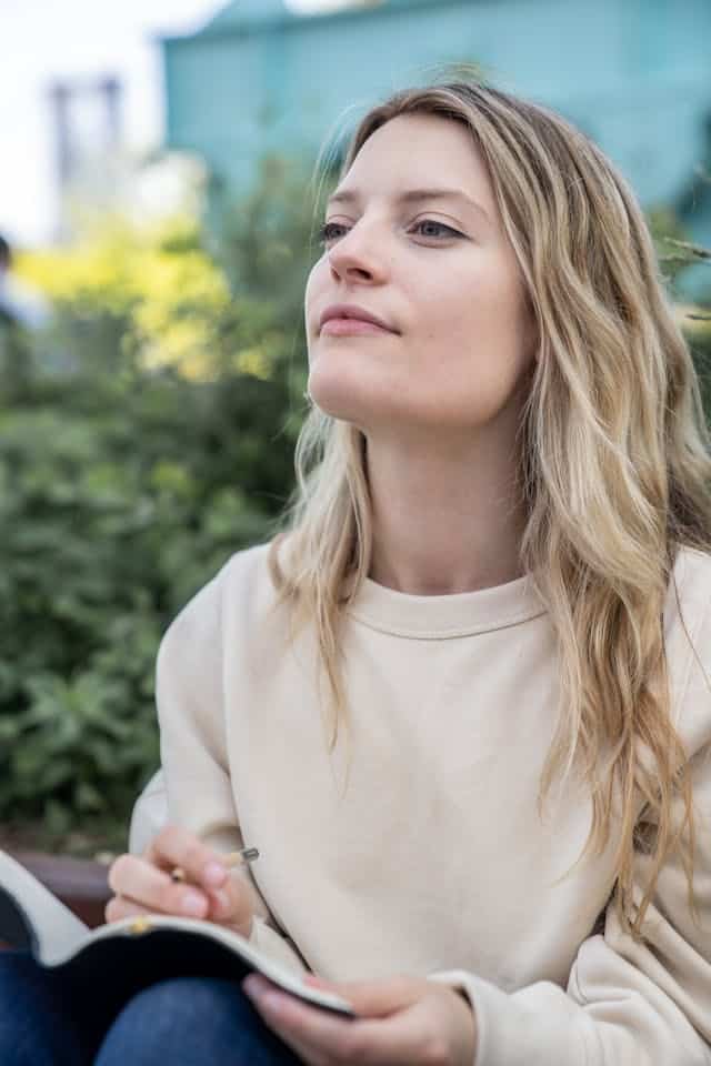 Mujer sonriente después de un proceso de terapia cognitivo conductual online